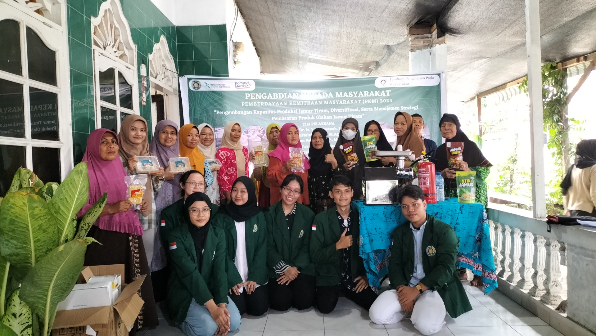 USU Faculty of Agriculture Lecturer Holds Training to Maximize Oyster Mushroom Production